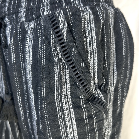 Briggs Women’s linen & Rayon Shorts. Size Medium. Black & White. 4 Pockets. - Picture 8 of 8